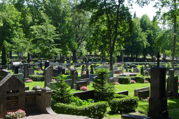 Kesäinen kuva hautausmaasta