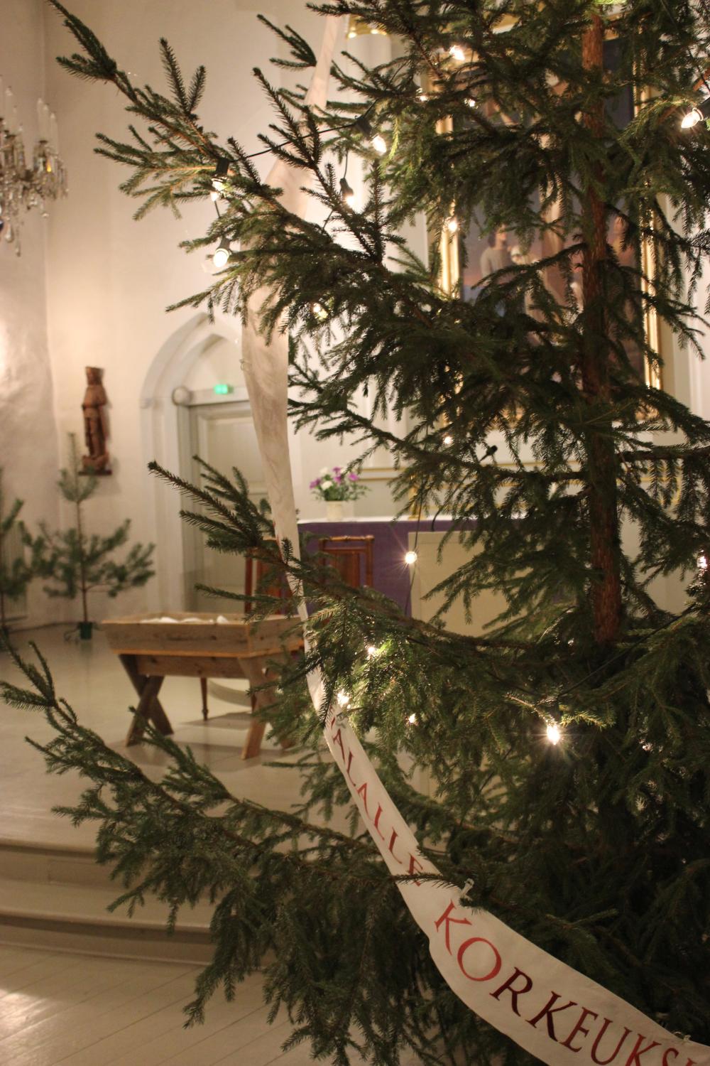 Joulukuuri ja jouluinen alttari Pyhän Laurin kirkossa
