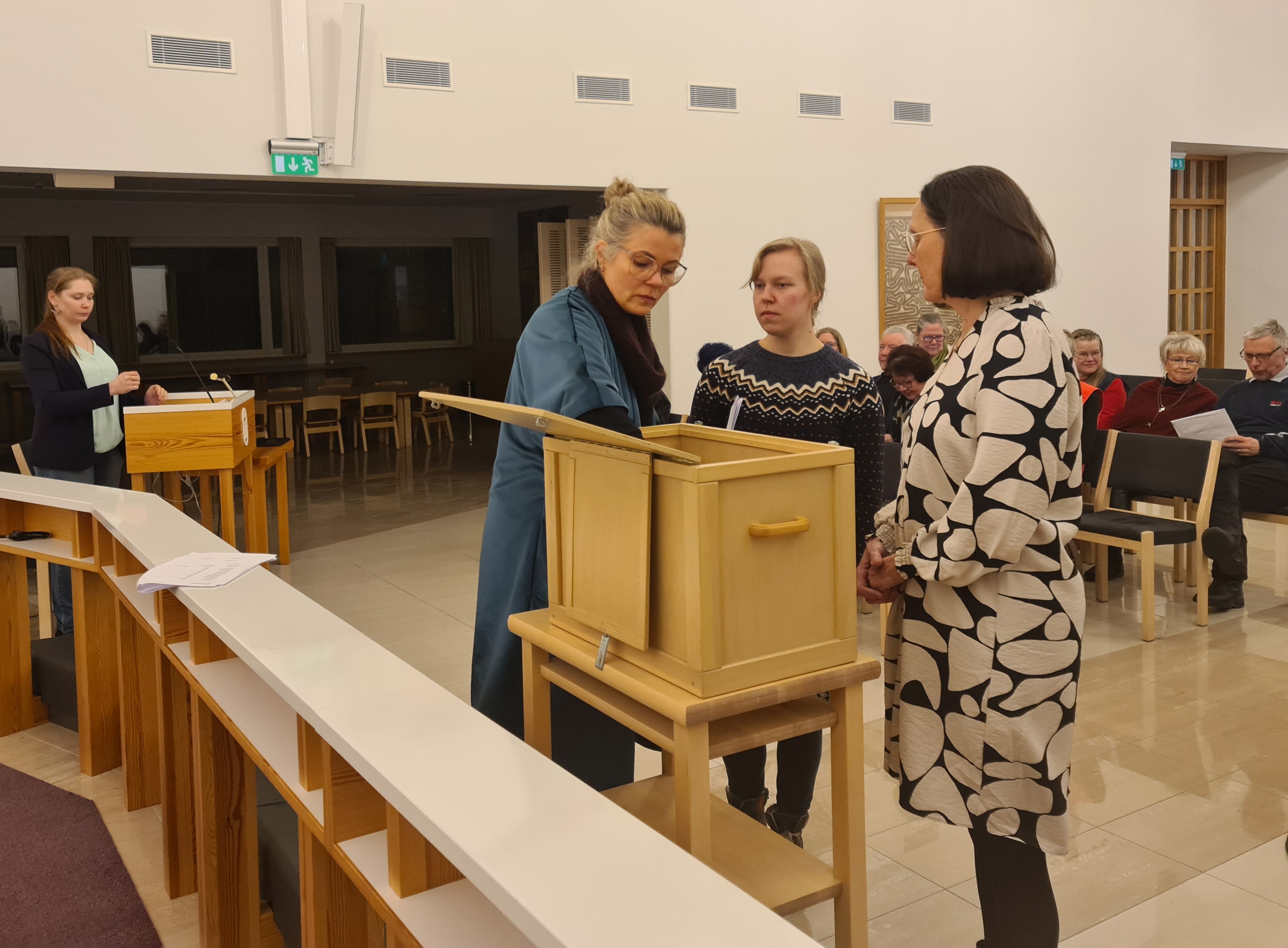 Satu Mäkelä ja ääniä ovat laskemassa talouspäällikkö Kristel Muru-Tanila ja valtuutetut Johanna Salonen ja ...
