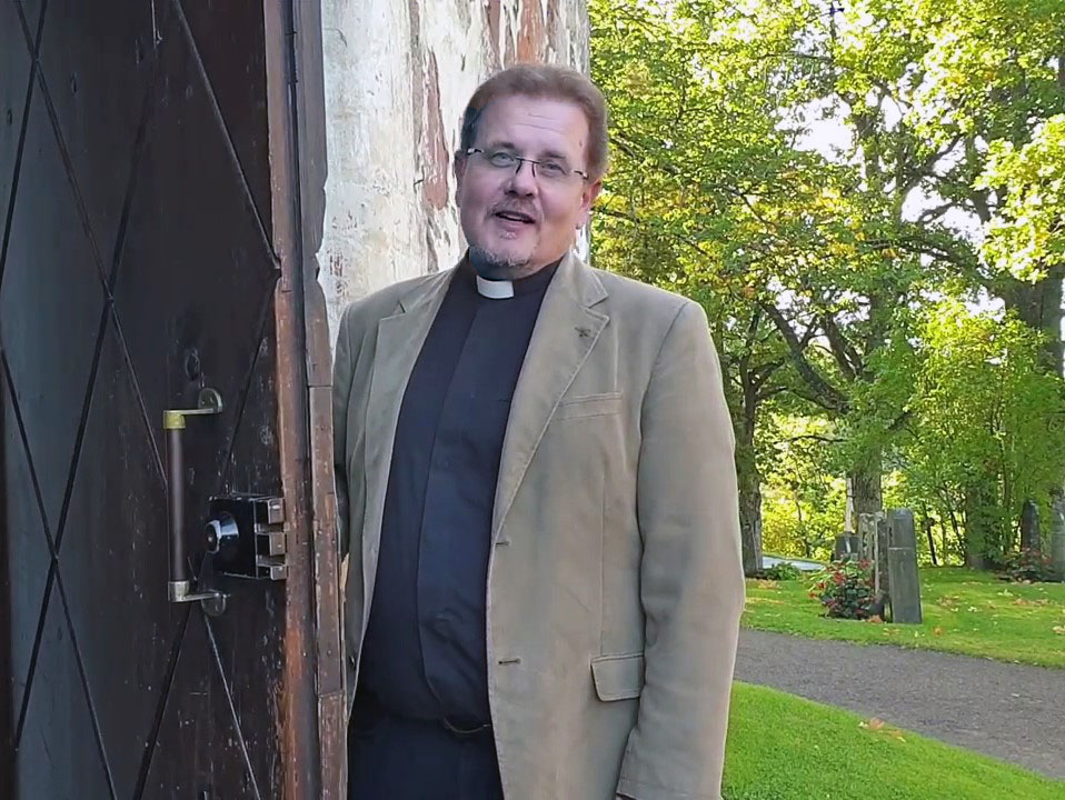 Pekka Riikonen Pyhän Laurin kirkon ovella.jpg