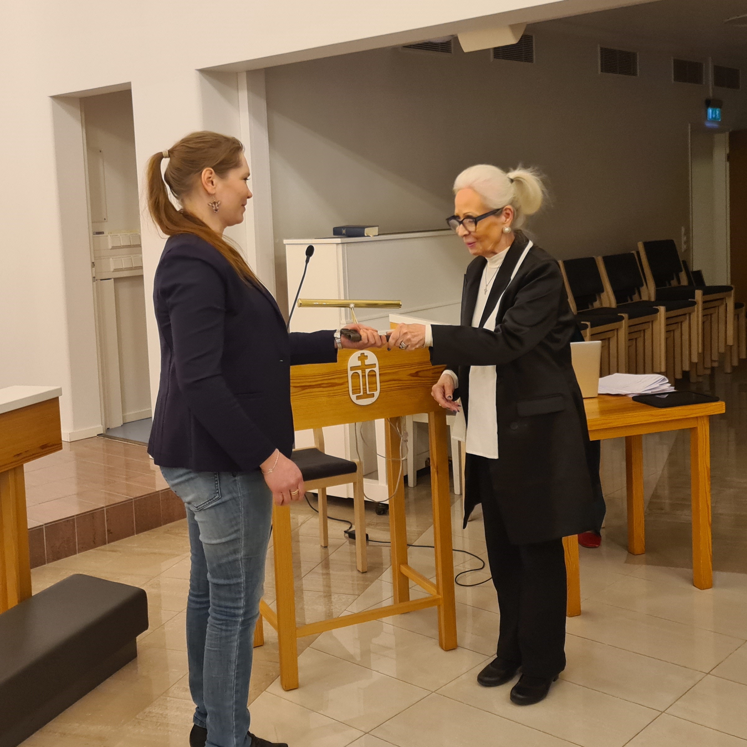 Pirjo Kilpeläinen (oik.) luovutti puheenjohtajan nuijana käytettävän vanhan avaimen Satu Mäkelälle.