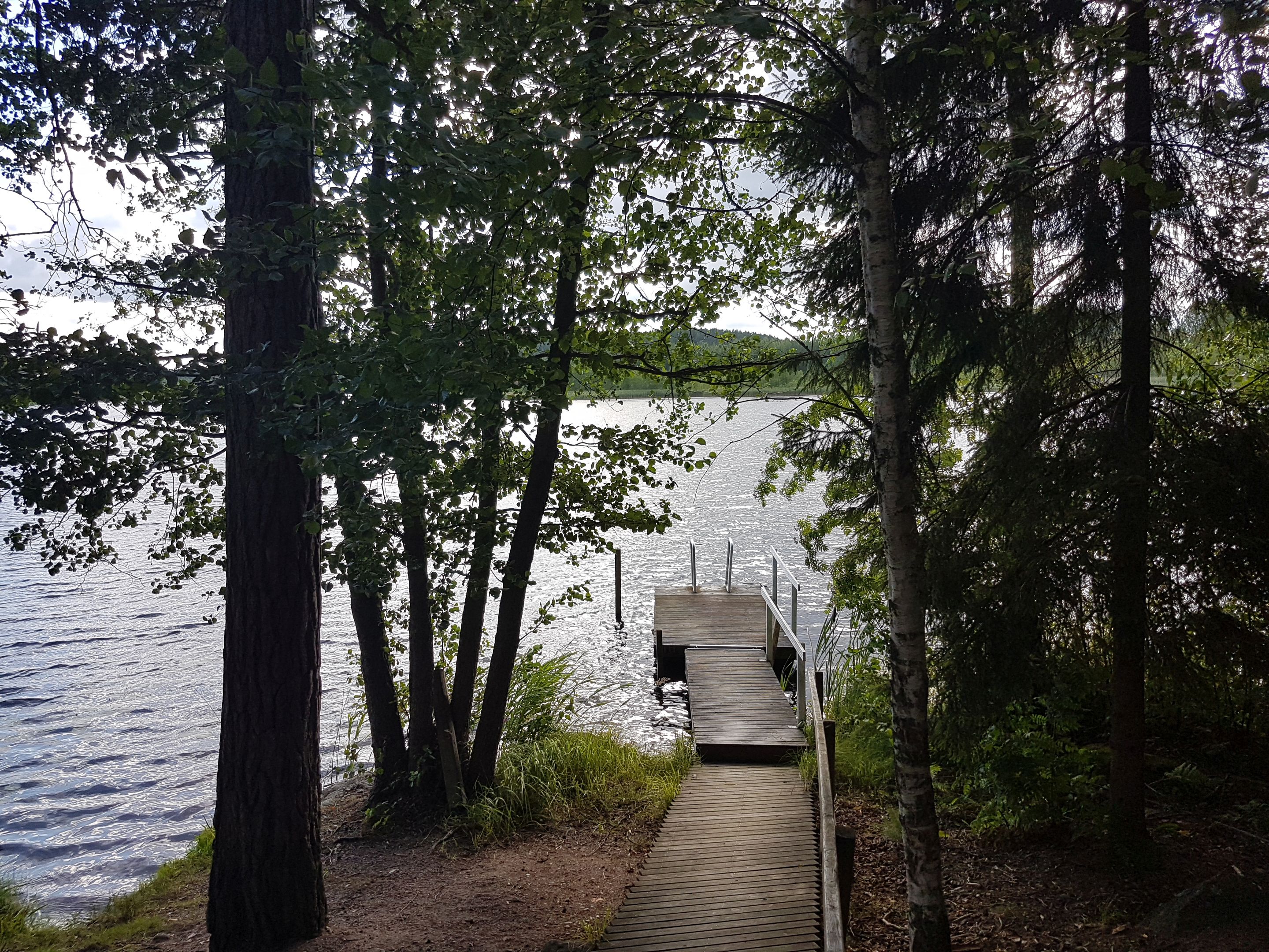 Poukapirtin laituri ja ranta
