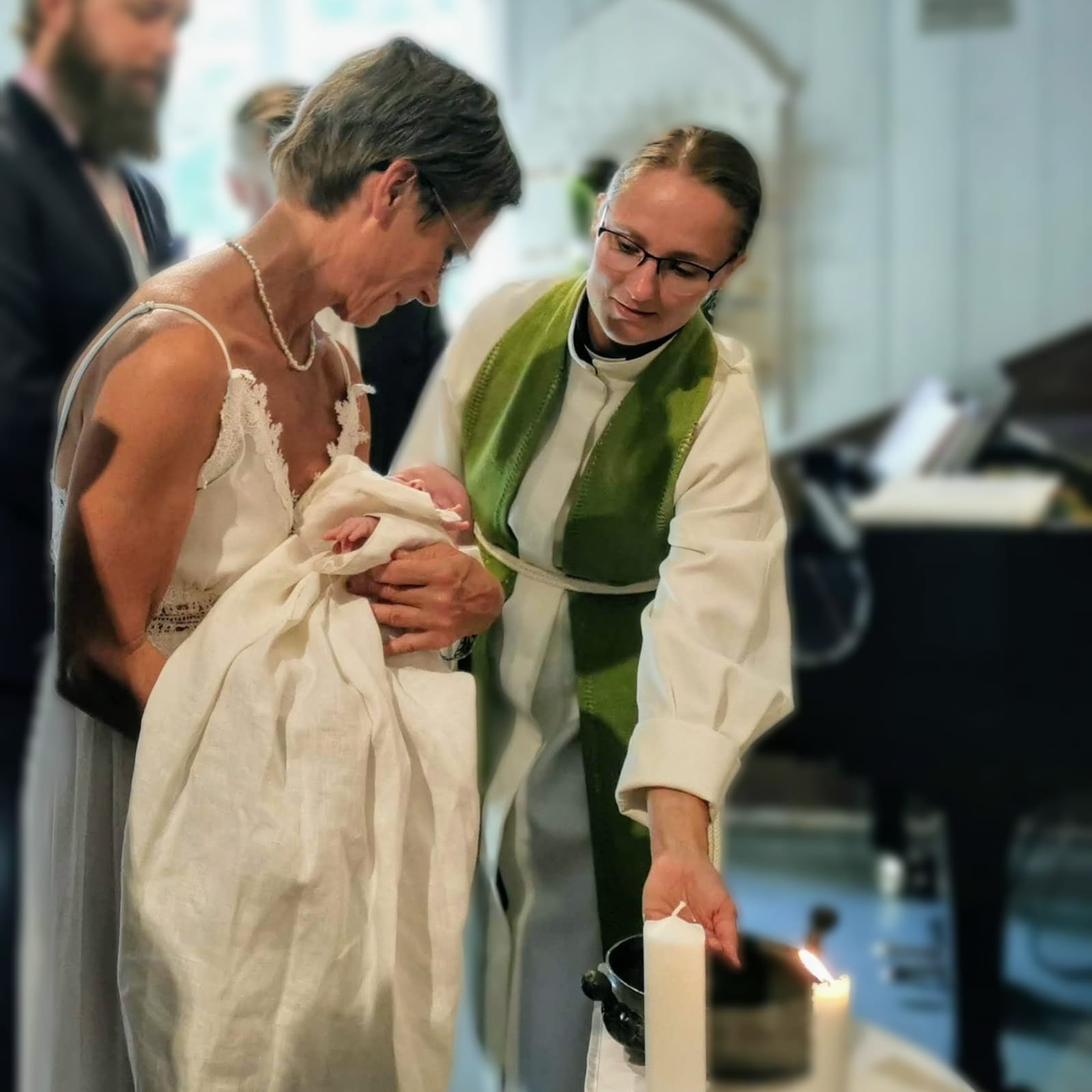 Pastori Petra Ryynänen kastamassa vauvaa.