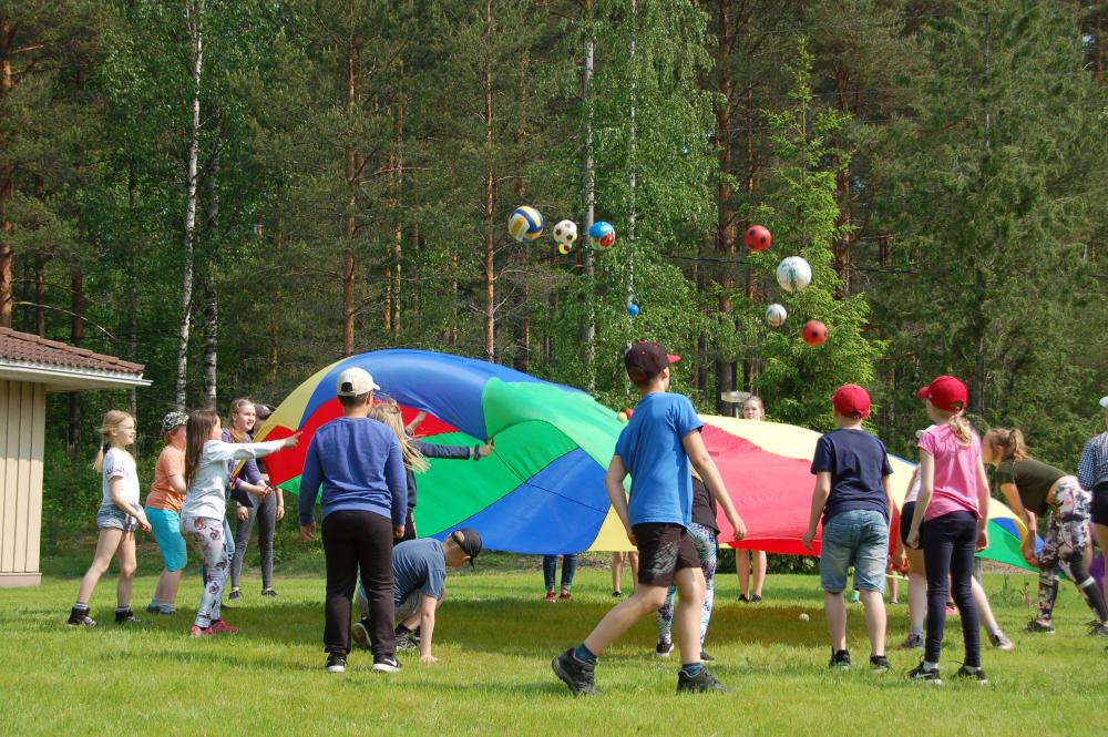 Lapset leikkivät Leirikeskus Rantalahden pihalla.