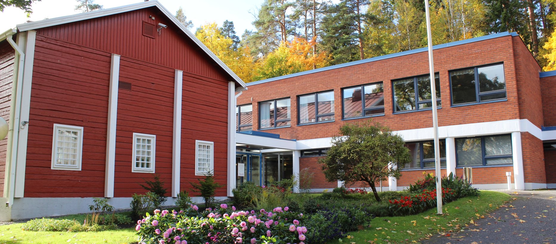 Tervakosken kirkko ja seurakuntakeskus Tervakosken hirsikirkko ja siihen 70-luvulla liitetty tiilinen seurakuntakeskus