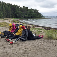 Avaa kuva isommaksi Isostiimi palelee rannalla (Sandvik perjantaina 29.06.)