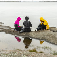 Avaa kuva isommaksi Perille saavuttuamme kokoonnuimme ensin Vänön kappeliin yhteiseen messuun. Sen jälkeen nautimme eväät ranna...