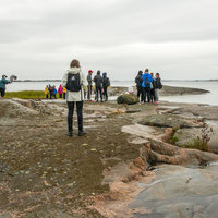 Avaa kuva isommaksi Perille saavuttuamme kokoonnuimme ensin Vänön kappeliin yhteiseen messuun. Sen jälkeen nautimme eväät ranna...