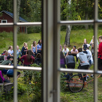 Avaa kuva isommaksi Viimeisen ripari-illan illanvietto on alkamassa.
