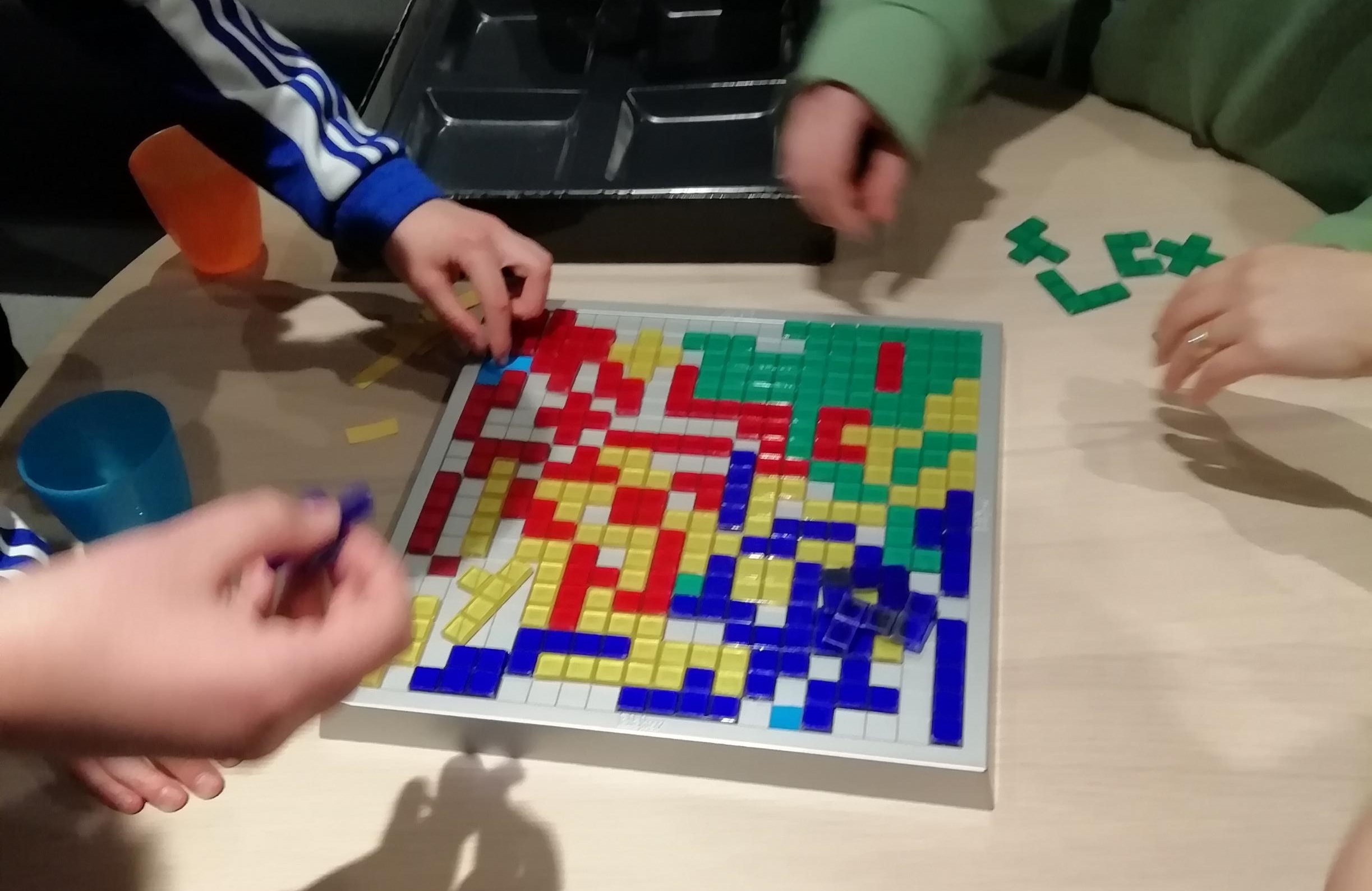 Perheleiri pienet ihmiset pelaamassa