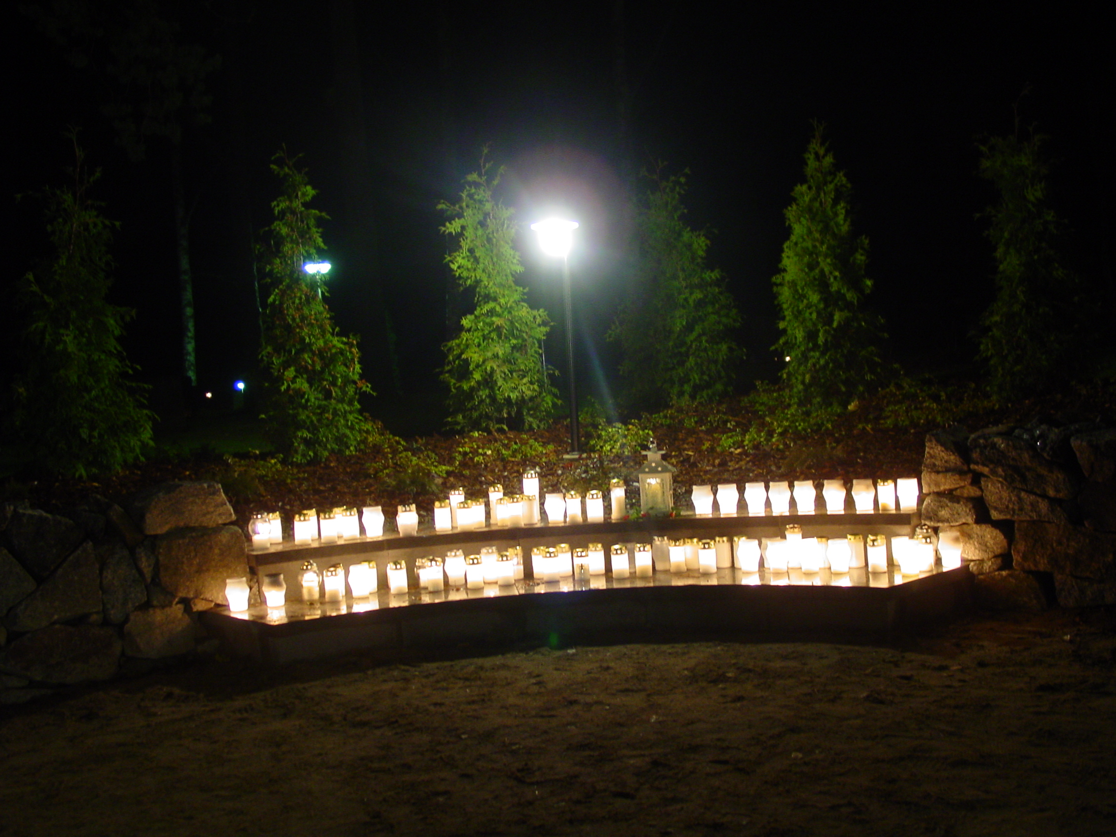 Kynttilöitä hautausmaan muistolehdossa. 