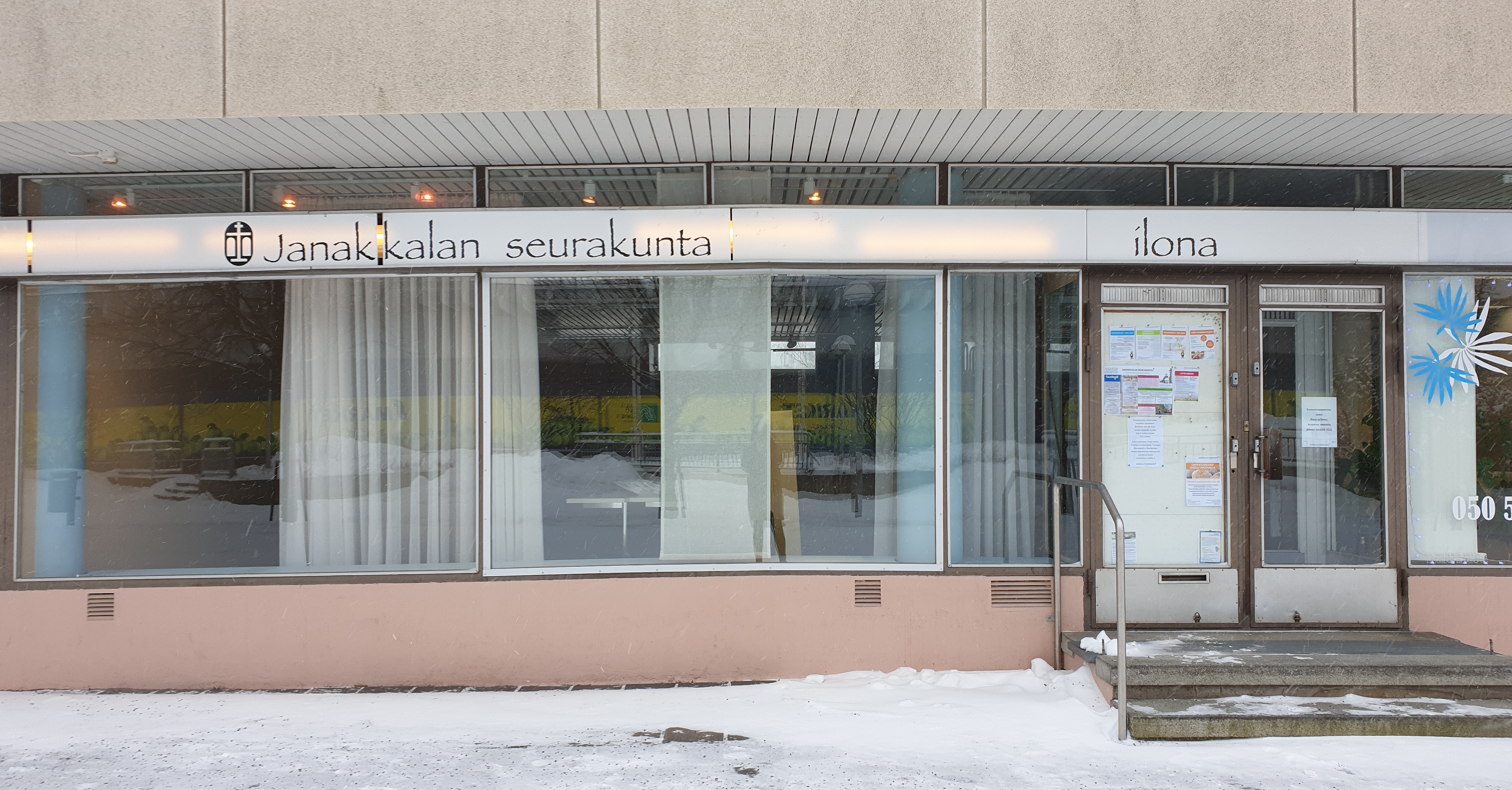 Kuva Kohtaamispaikka Ilonan nykyisestä näyteikkunasta.