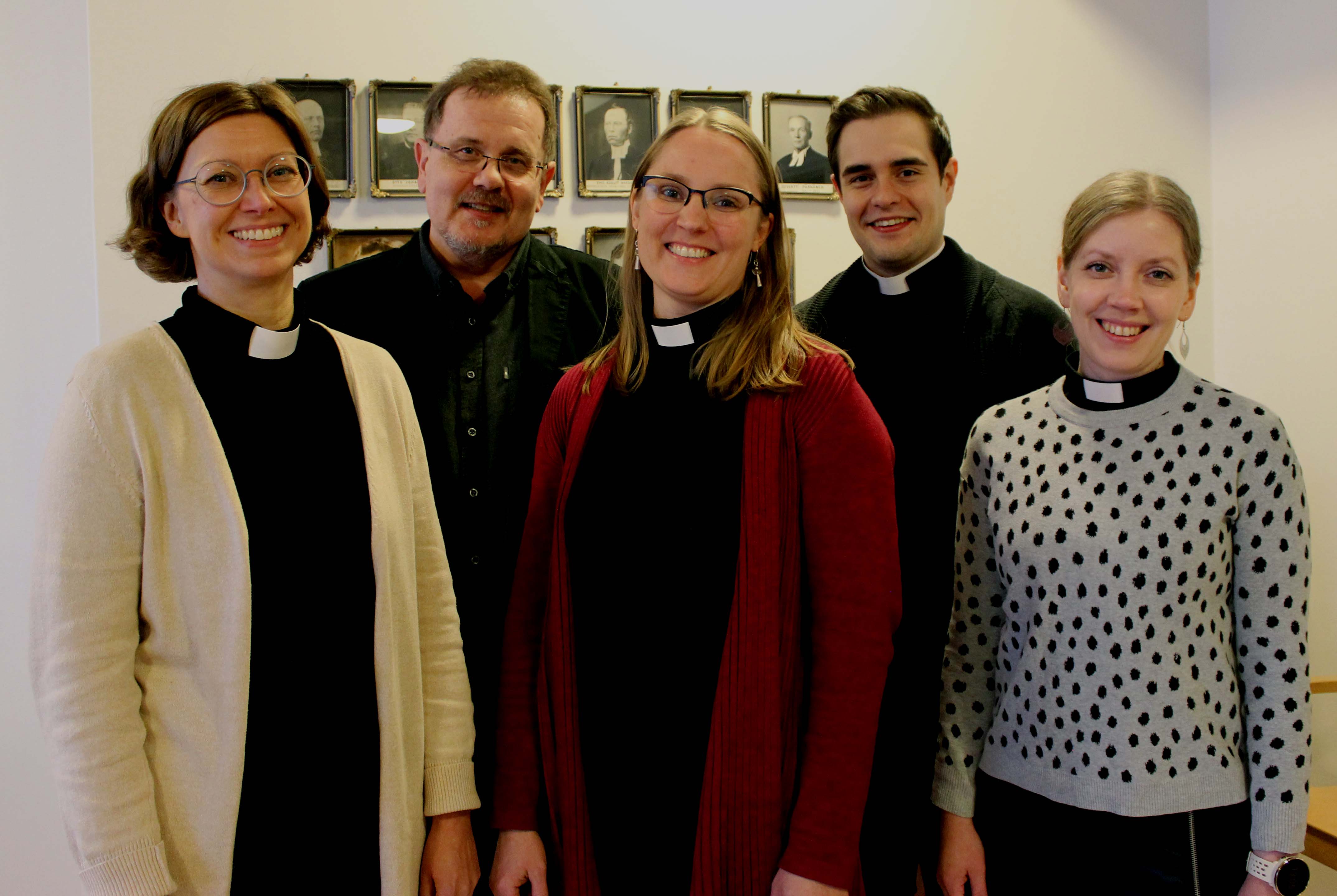 Anu, Pekka, Petra, Markus ja Mari valmistautuvat papin työssä aina vilkkaaseen adventin ja joulun aikaan.