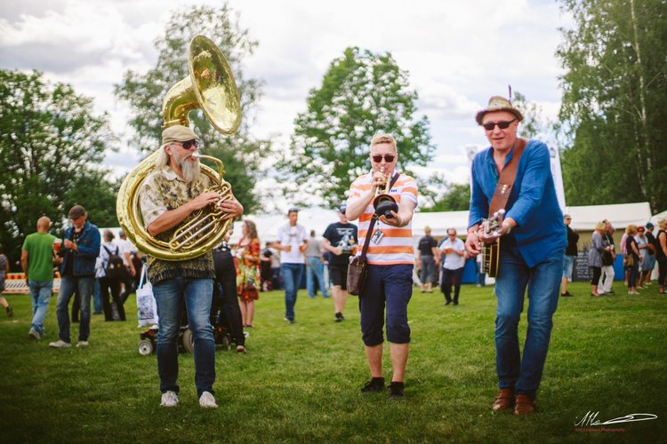 Atte Leskisen kuvassa The Hämpton DixieBand viime kesänä Järvenpään Puistobluesissa