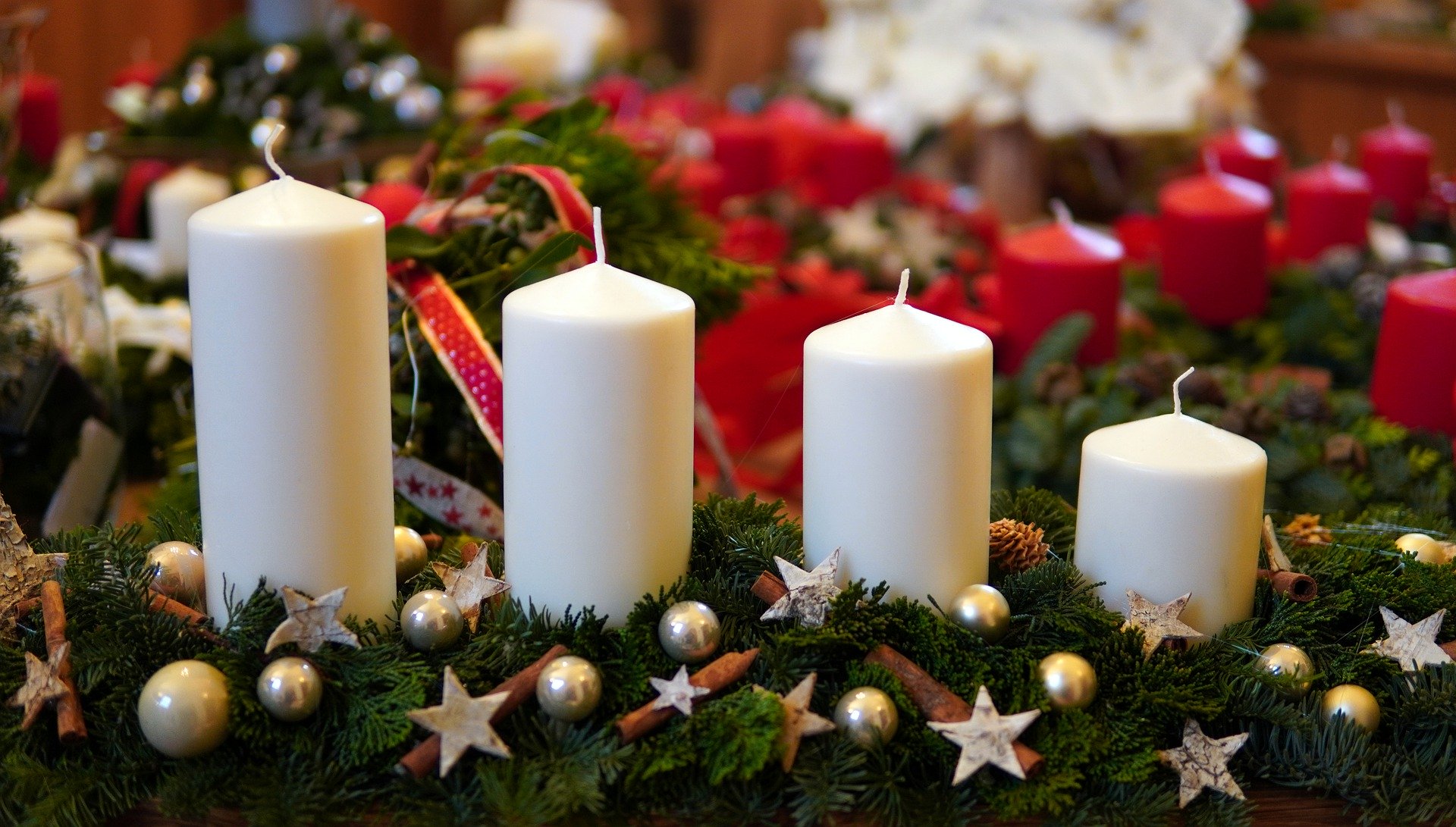Neljä adventtikynttilää