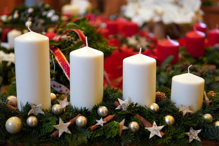 Neljä adventtikynttilää