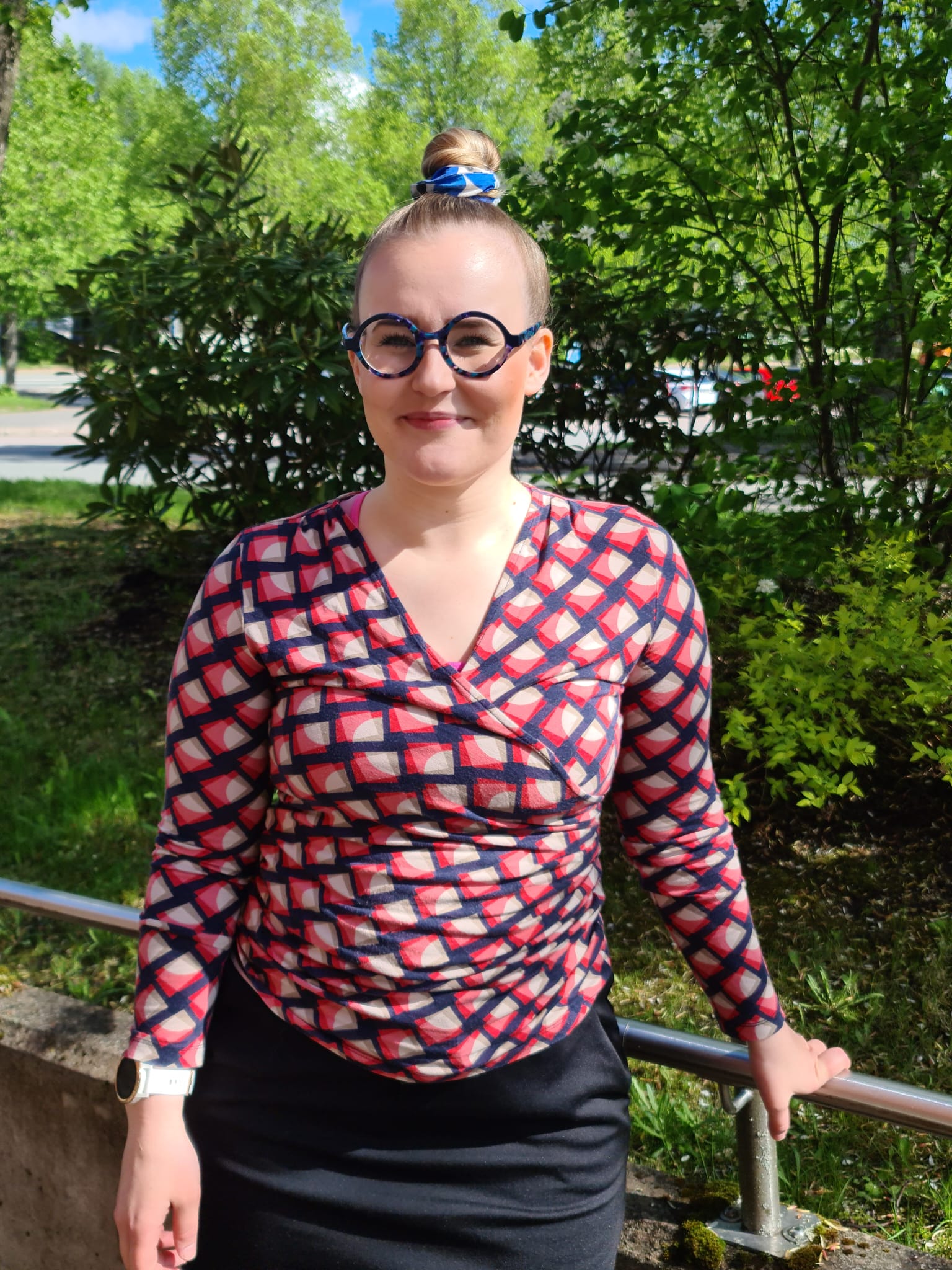Uusi seurakuntapastori Ida Hellemaa Turengin seurakuntakeskuksen edustalla.