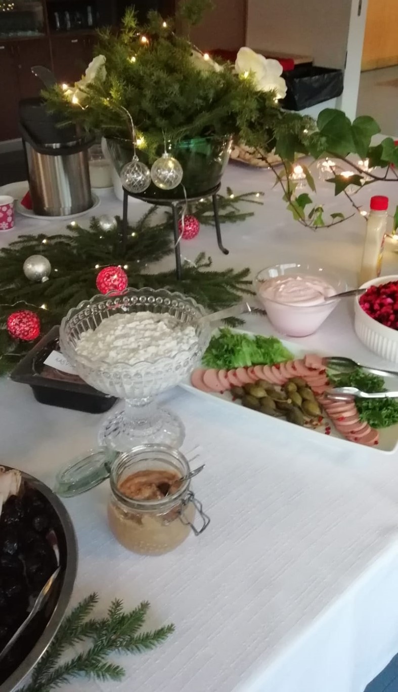 Jouluinen ateria katettuna buffetpöytään.