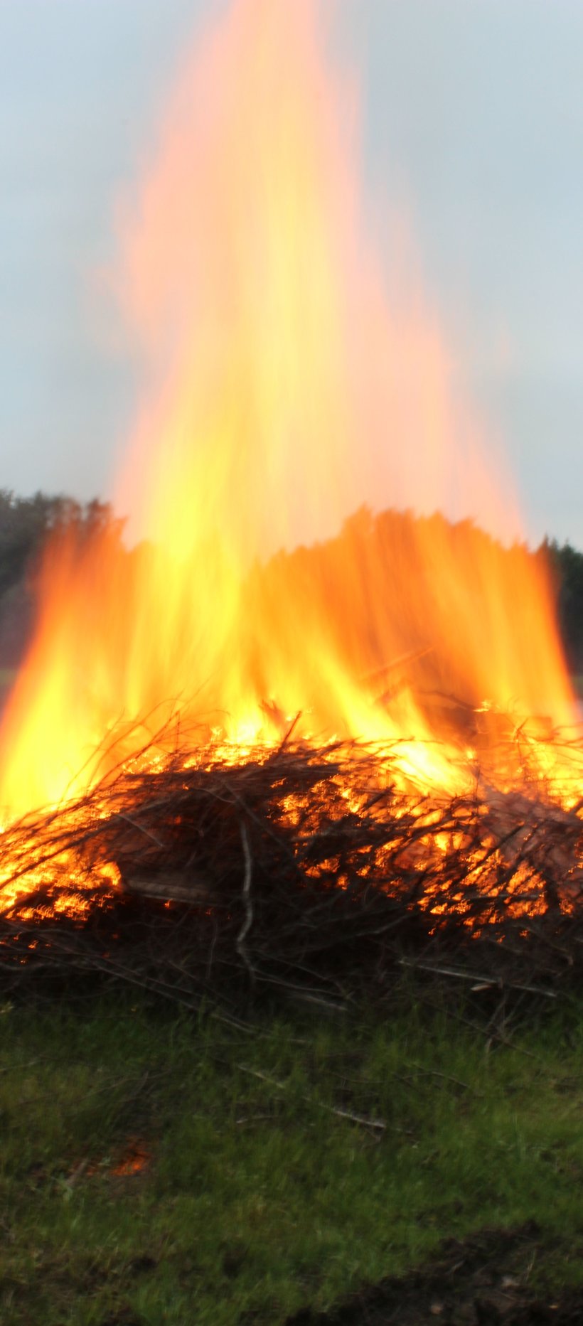Juhannuskokko loimuaa Rantalahdessa. 