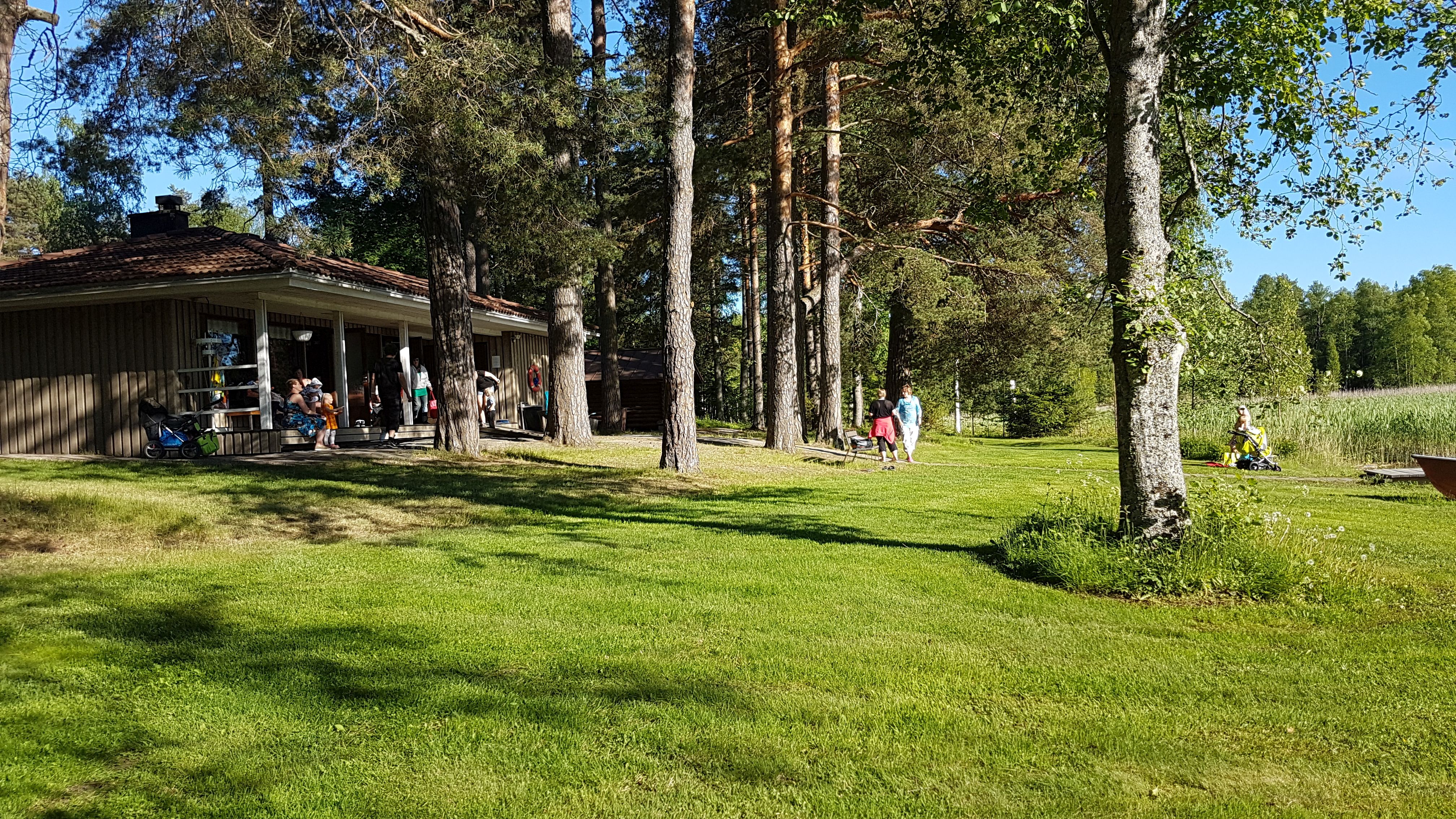 Rantalahden rantasaunalla väkeä kauniina kesäpäivänä