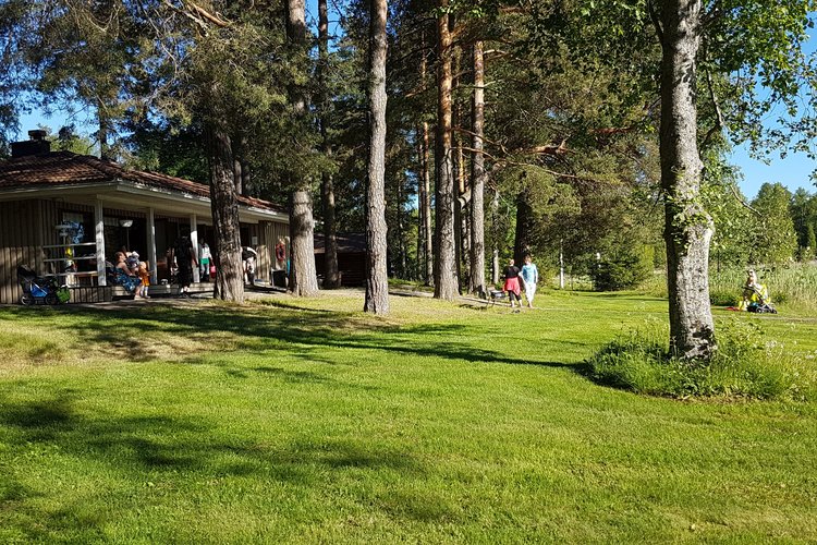 Rantalahden rantasaunalla väkeä kauniina kesäpäivänä