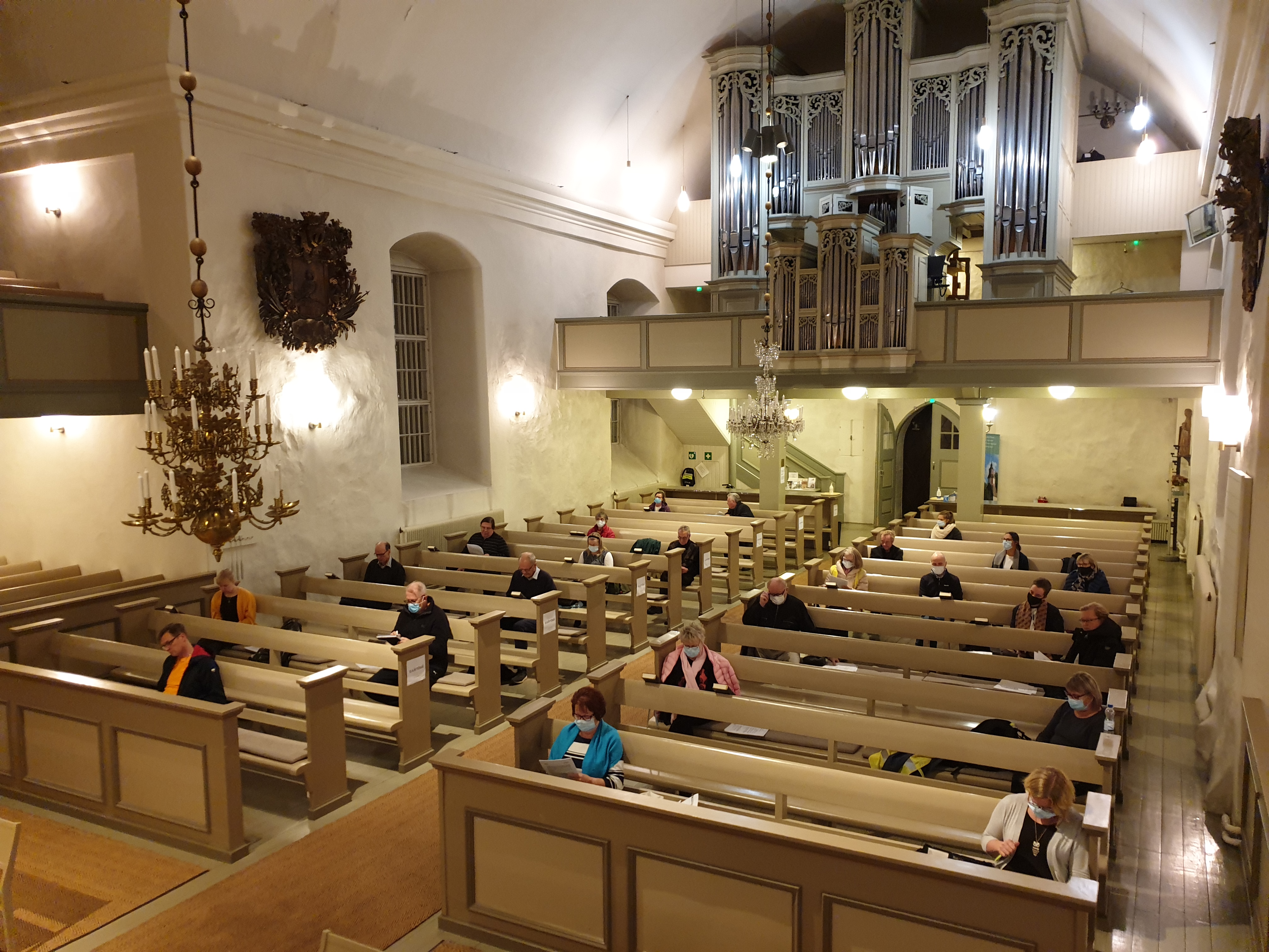 Kirkkovaltuuston kokous pidettiin koronaturvallisesti Pyhän Laurin kirkossa.
