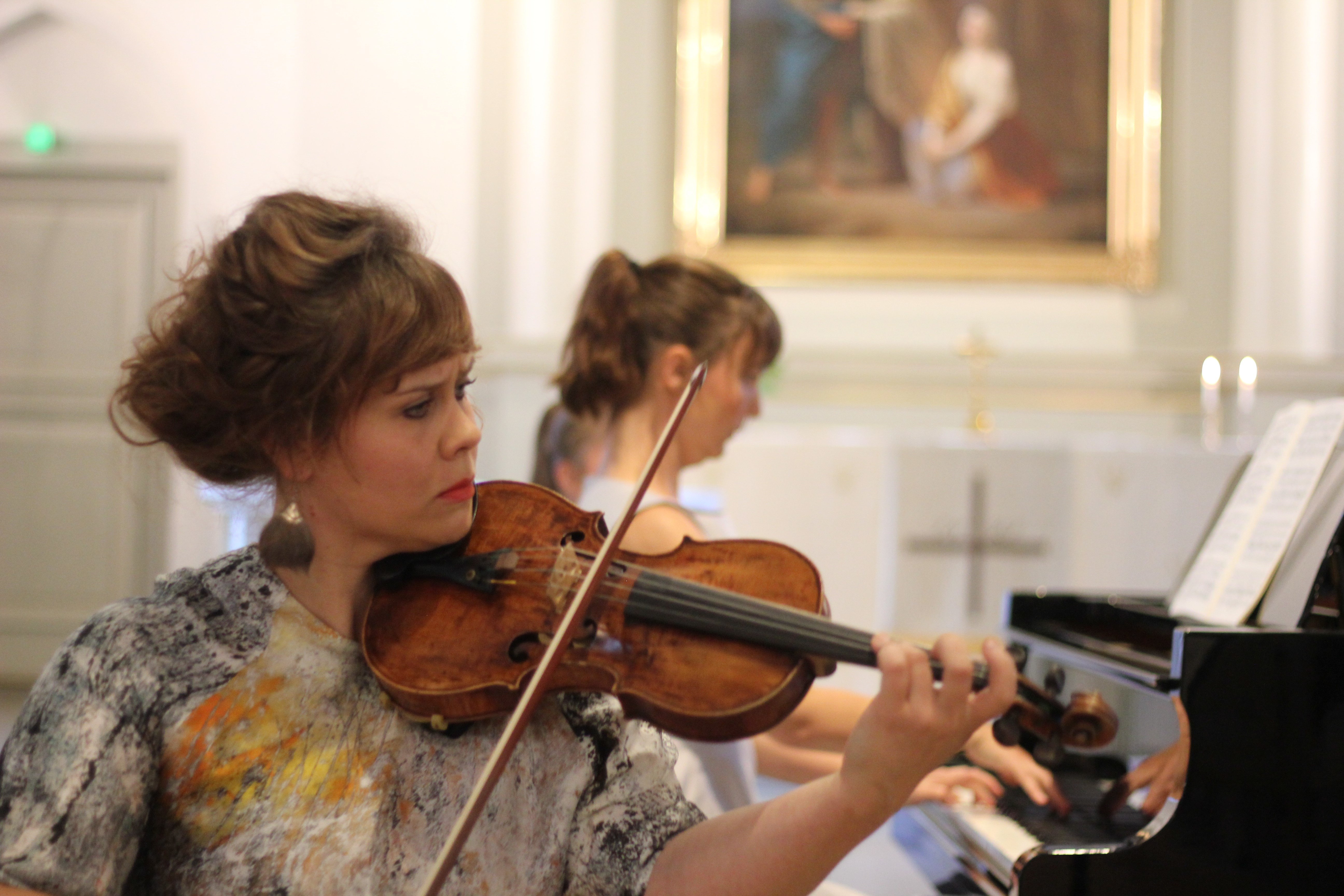 Festivaalin toinen taiteellinen johtaja Linda Suolahti viulu, sekä Tiina Karakorpi, piano.