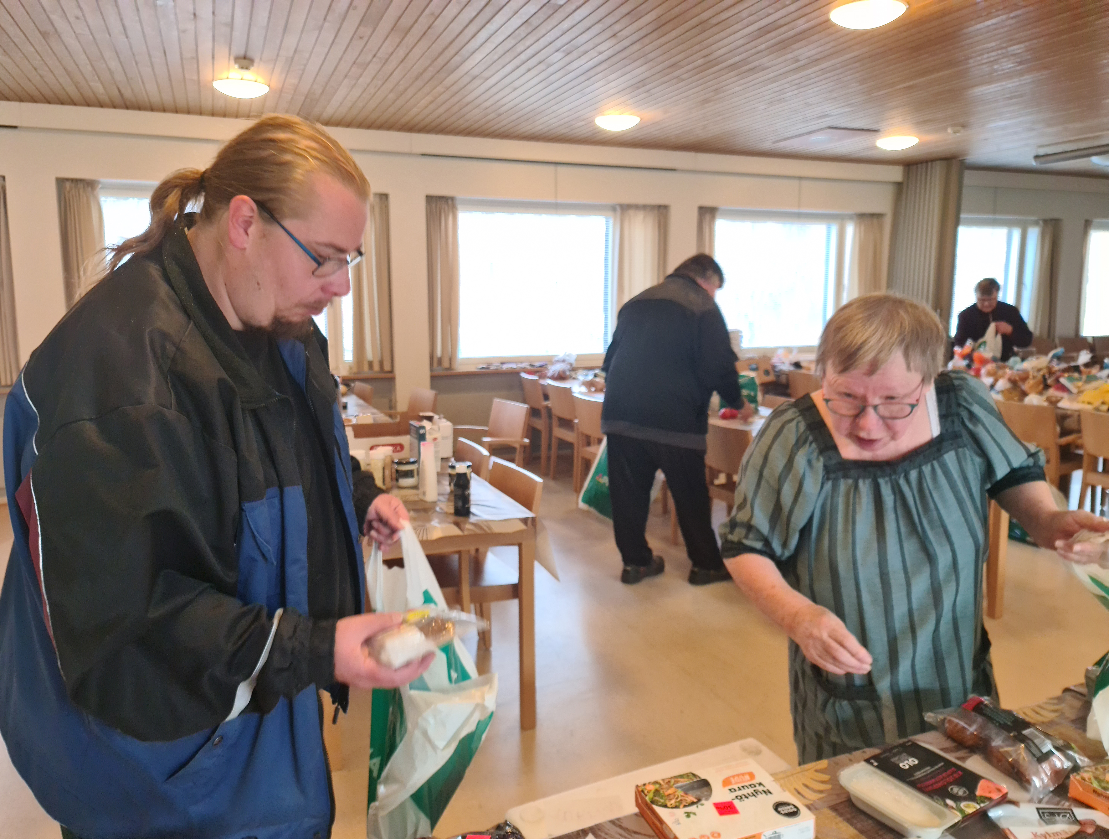 Lahjoitusruoan jaon mahdollistavat seurakunnan vapaaehtoiset sekä Tervakoskella että Turengissa.
