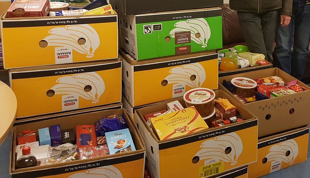 Lahjoitusruokia banaanilaatikoihin kerättynä