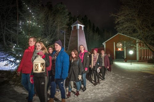 Nuoret lähtemässä laulamaan Tervakosken kirkon pihalla muutama vuosi sitten. 