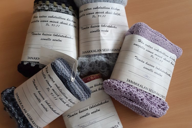Valmiita lohtuhuiveja kauniisti vyötettynä.