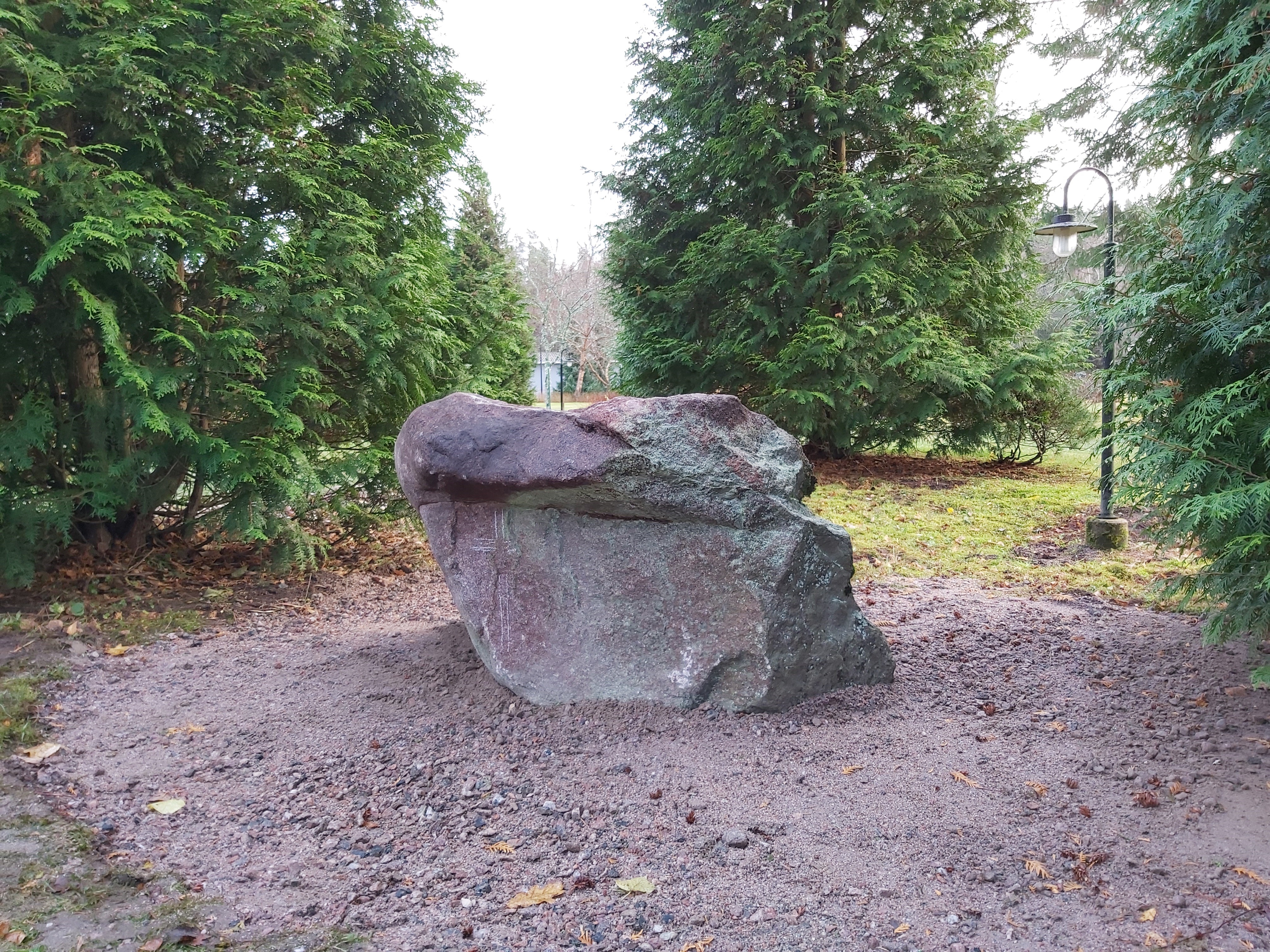 Tyhjän sylin muistokiva Janakkalan hautausmaalla.