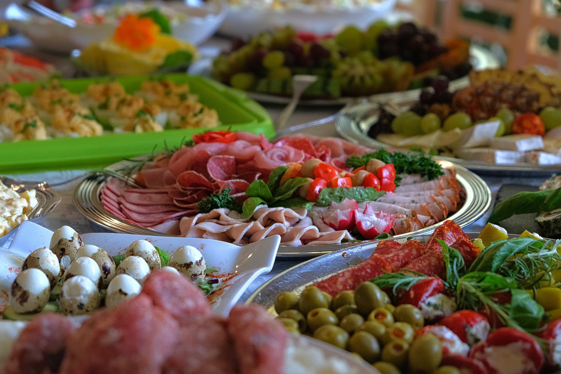 Leikkeleitä ja muita kylmiä ruokia buffet-pöydässä