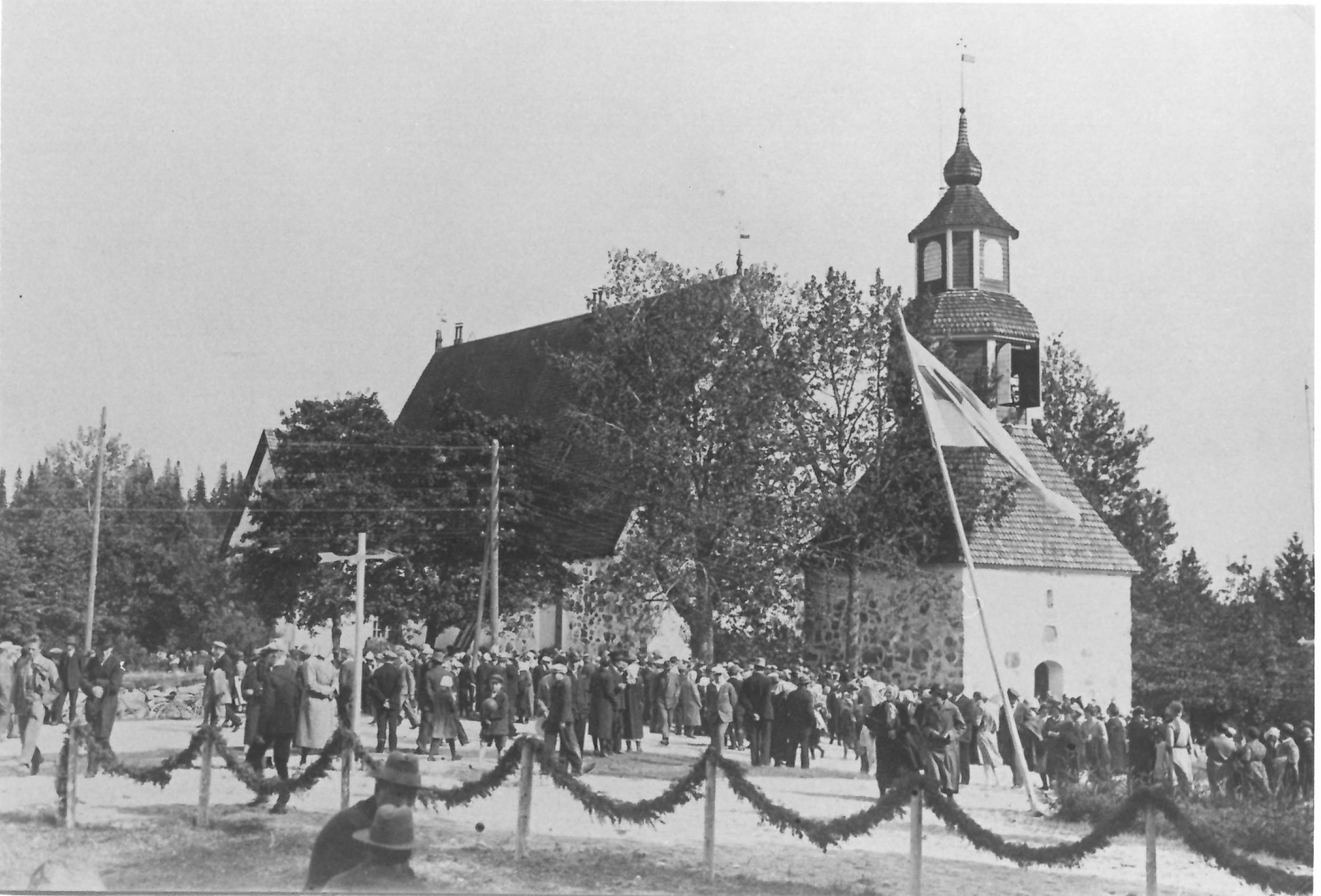 Kuvassa kirkonmäki vuonna 1931 sekä iso joukko ihmisiä. 