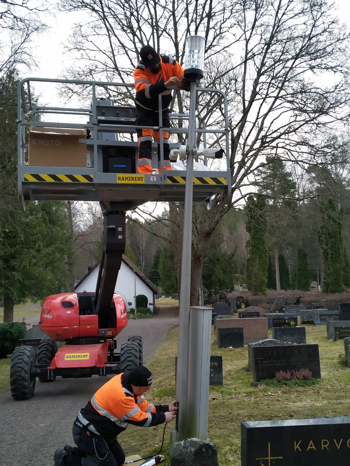 Erityisammattimiehet Jari Henttonen ja Marko Roiha valaisimien vaihtotyössä.