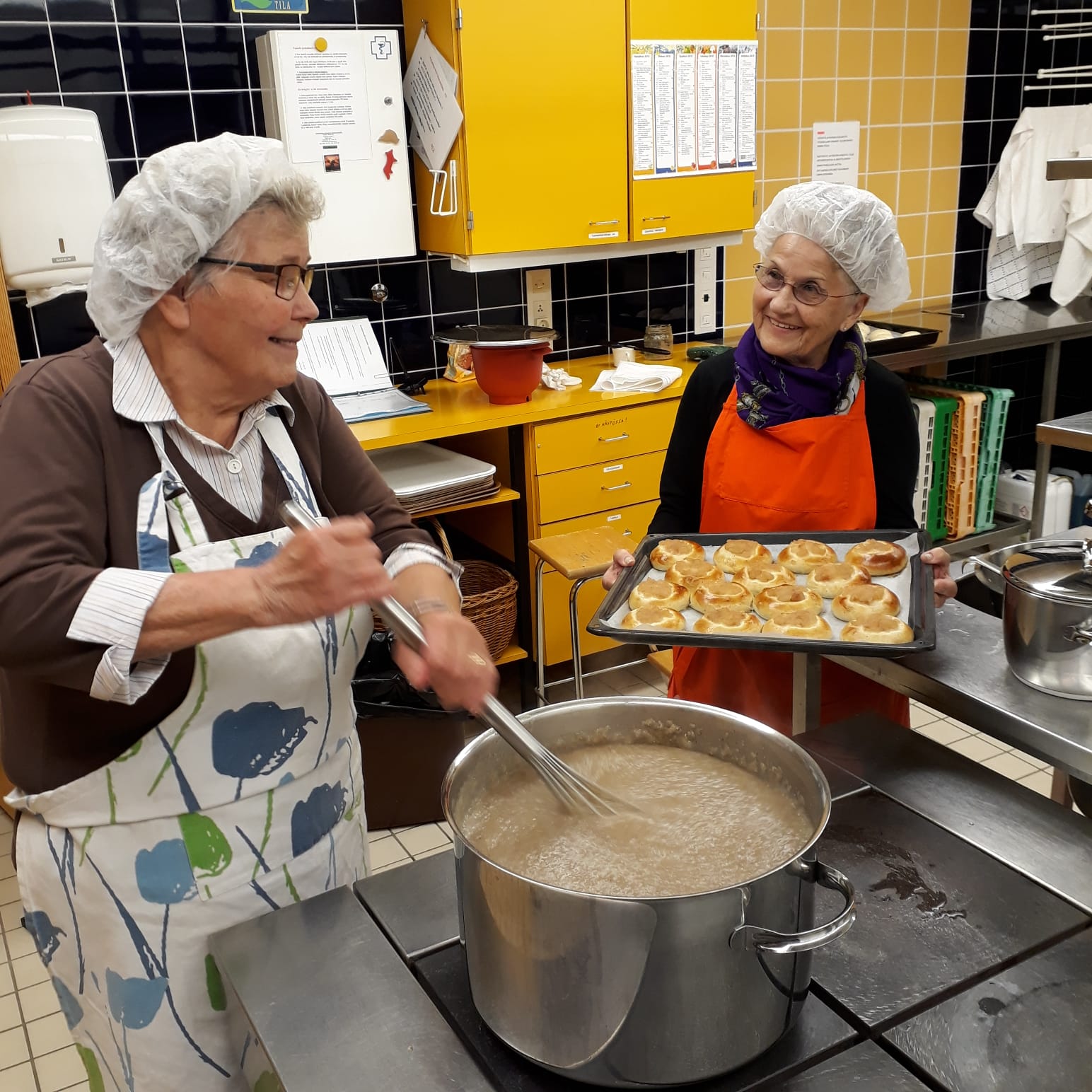 Vapaaehtoiset valmistamassa Tervakosken maanantaipuuroa. 