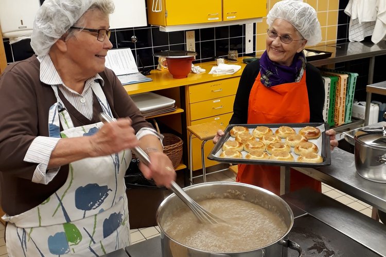 Vapaaehtoiset valmistamassa Tervakosken maanantaipuuroa.